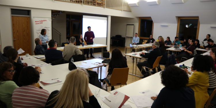 Los padres hispanohablantes una tarea primordial de la Confederación