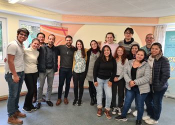 JÓVENES Y PERSONAS MAYORES. Mirando en la misma dirección