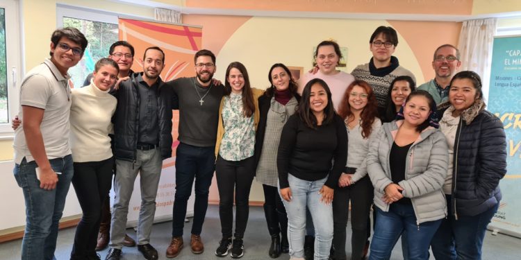 JÓVENES Y PERSONAS MAYORES. Mirando en la misma dirección