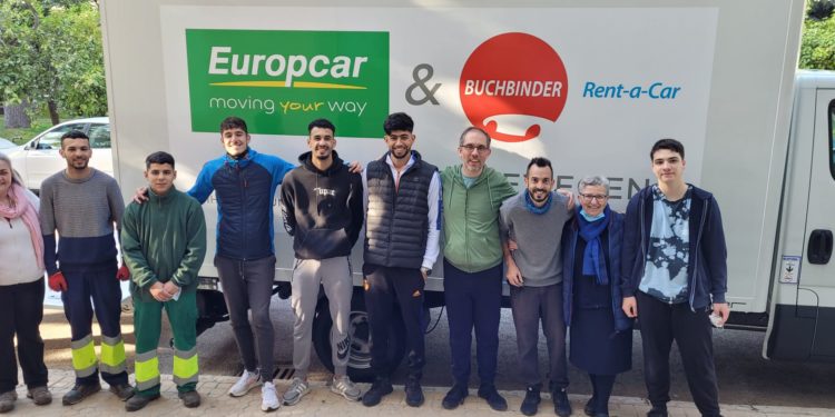 Cadena de solidaridad entre migrantes y refugiados en Europa